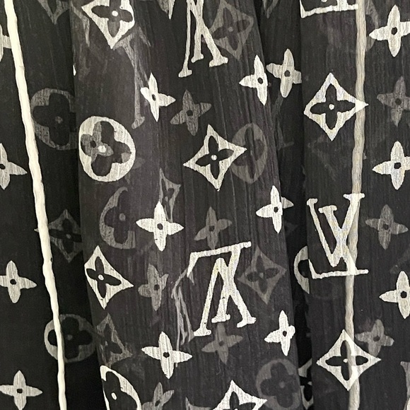 Louis Vuitton Silk Monogram Scarf. - Picture 4 of 16